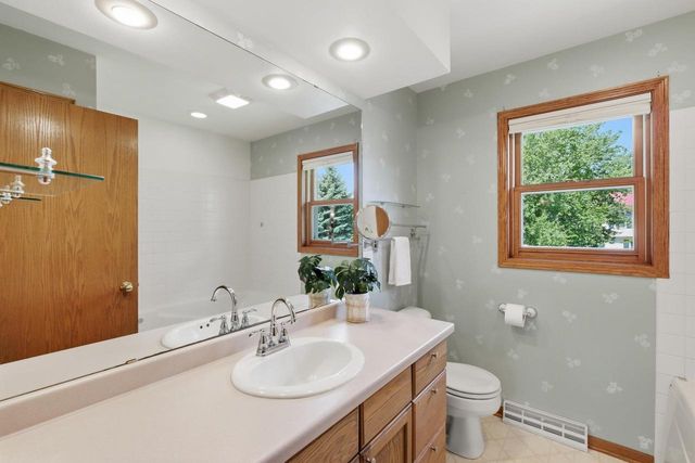 909 Bristol Court, Stoughton, WI 53589