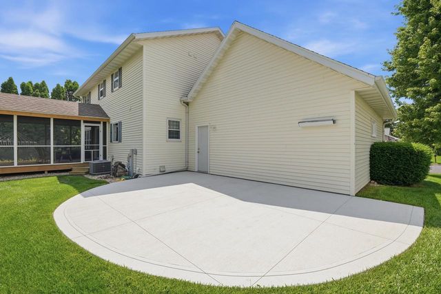 909 Bristol Court, Stoughton, WI 53589