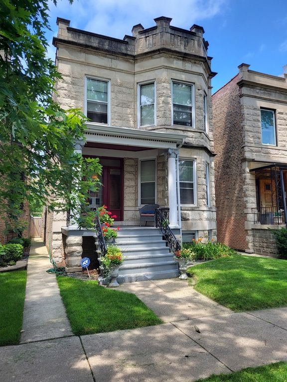 Image 1 of property listing at 2020 W Waveland Avenue, Chicago, IL 60618