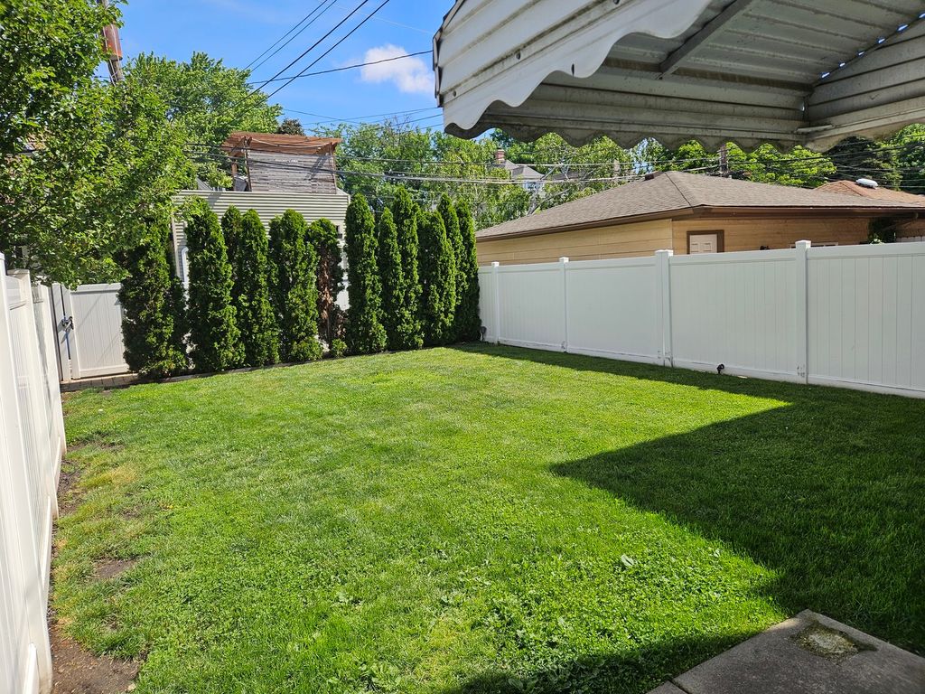Image 2 of property listing at 2020 W Waveland Avenue, Chicago, IL 60618