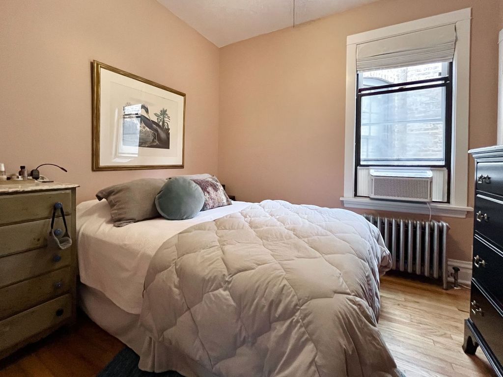Image 13 of property listing at 2020 W Waveland Avenue, Chicago, IL 60618