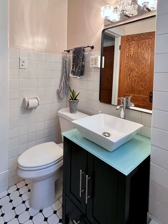 Image 16 of property listing at 2020 W Waveland Avenue, Chicago, IL 60618
