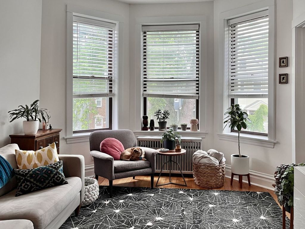Image 3 of property listing at 2020 W Waveland Avenue, Chicago, IL 60618