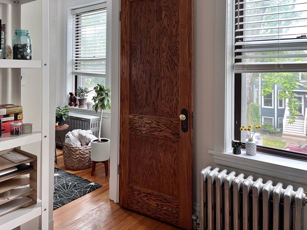 Image 21 of property listing at 2020 W Waveland Avenue, Chicago, IL 60618