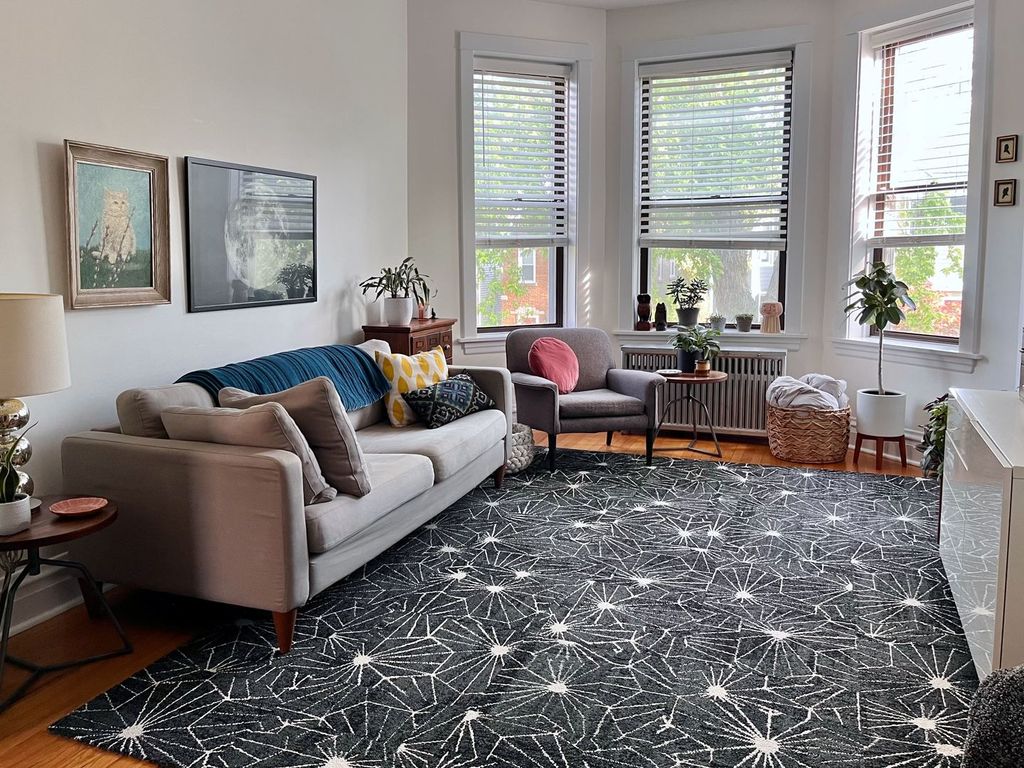 Image 4 of property listing at 2020 W Waveland Avenue, Chicago, IL 60618
