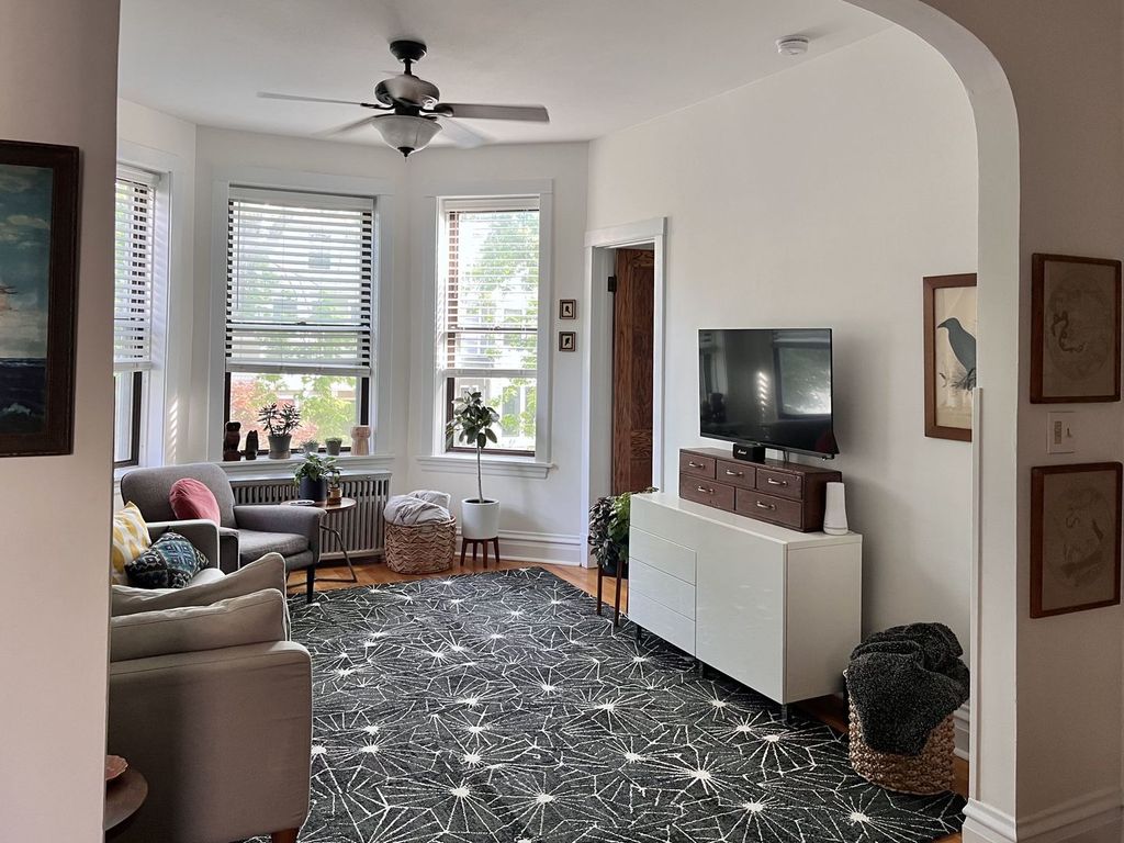 Image 5 of property listing at 2020 W Waveland Avenue, Chicago, IL 60618