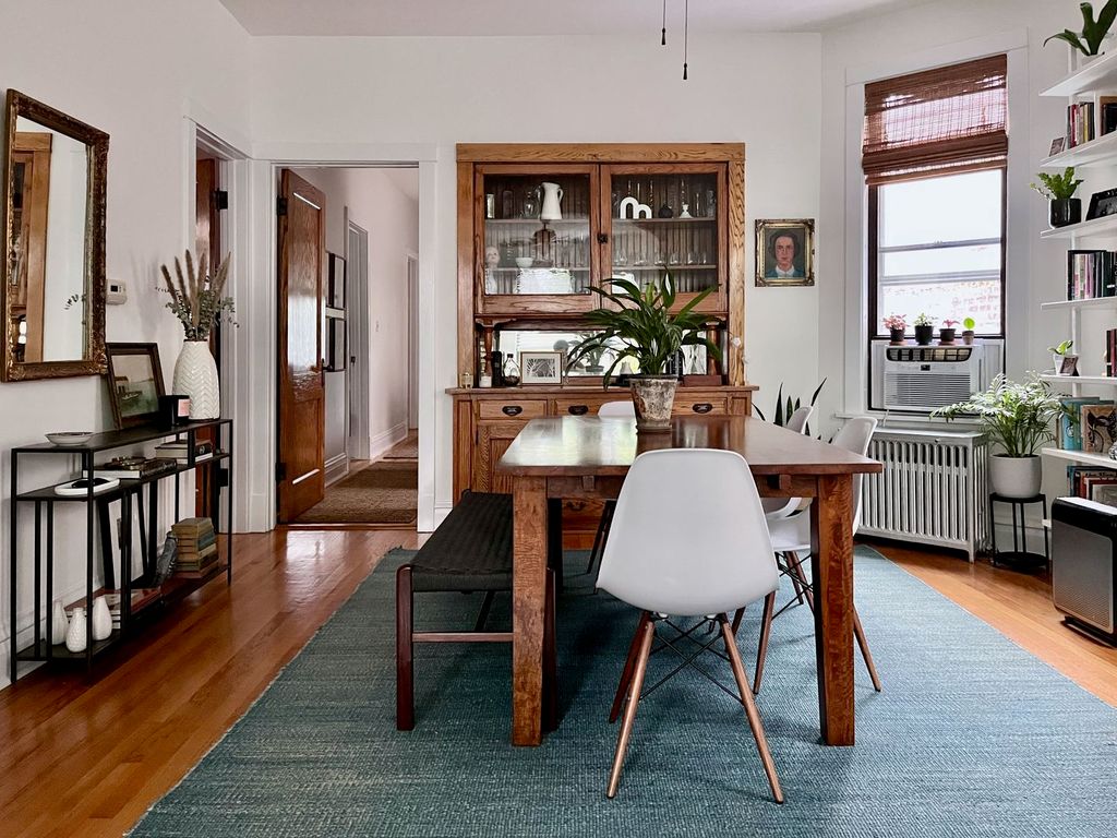 Image 6 of property listing at 2020 W Waveland Avenue, Chicago, IL 60618