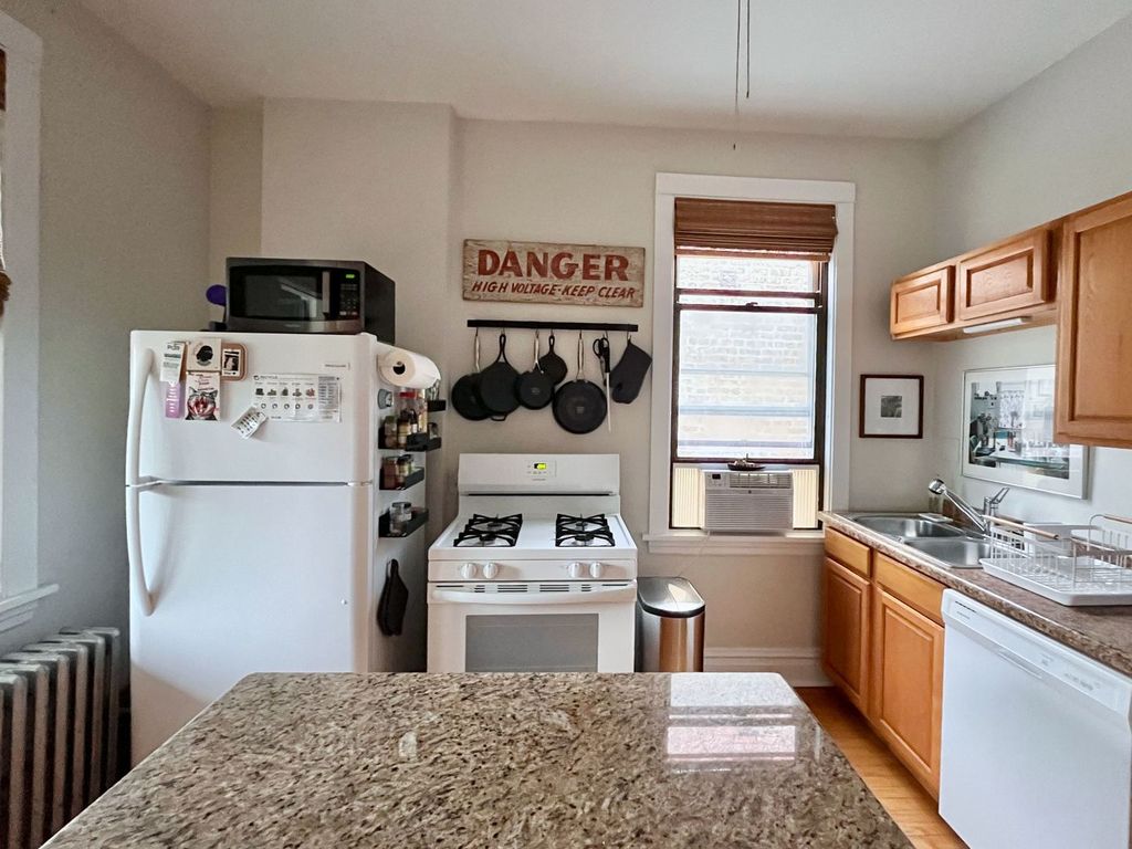 Image 8 of property listing at 2020 W Waveland Avenue, Chicago, IL 60618