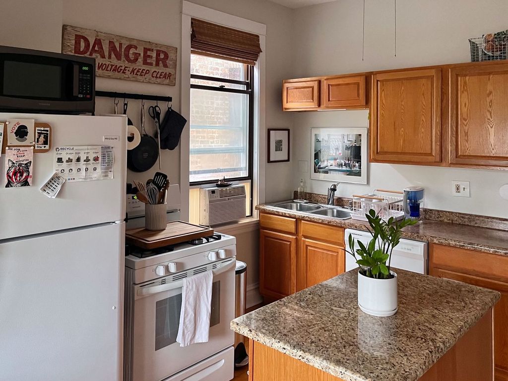 Image 9 of property listing at 2020 W Waveland Avenue, Chicago, IL 60618