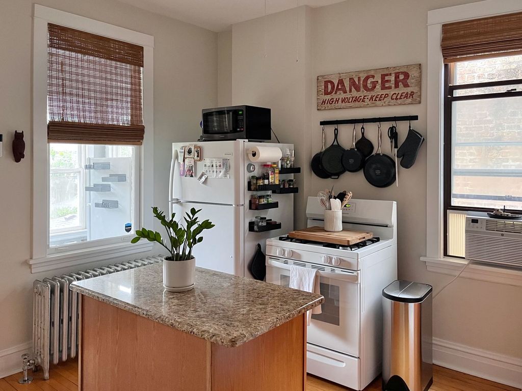 Image 10 of property listing at 2020 W Waveland Avenue, Chicago, IL 60618