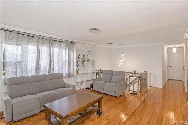 93 Searingtown Road, Albertson, NY 11507