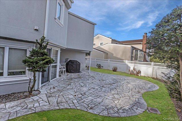 93 Searingtown Road, Albertson, NY 11507