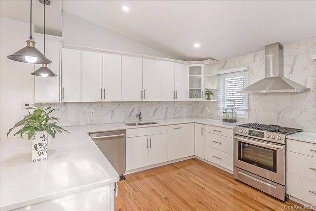 93 Searingtown Road, Albertson, NY 11507