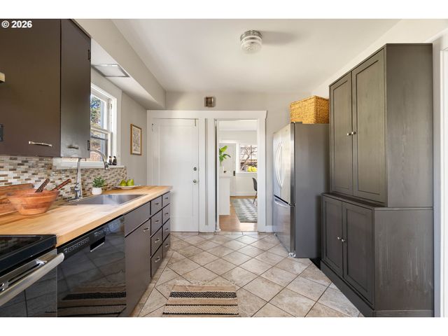 3215 Ne 63RD Ave, Portland, OR 97213