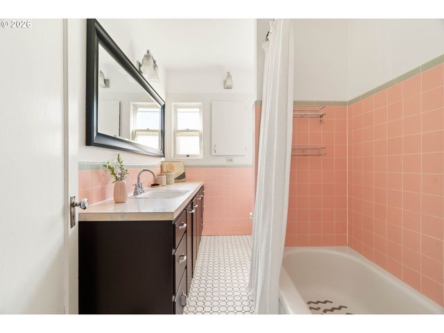 3215 Ne 63RD Ave, Portland, OR 97213