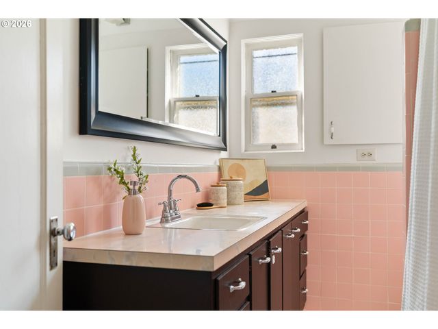 3215 Ne 63RD Ave, Portland, OR 97213