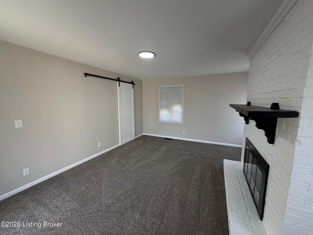 6209 Red Spruce Dr, Louisville, KY 40229