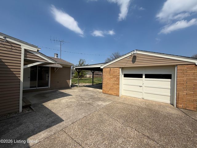 6209 Red Spruce Dr, Louisville, KY 40229