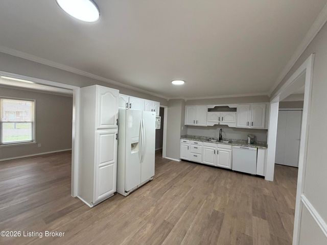 6209 Red Spruce Dr, Louisville, KY 40229