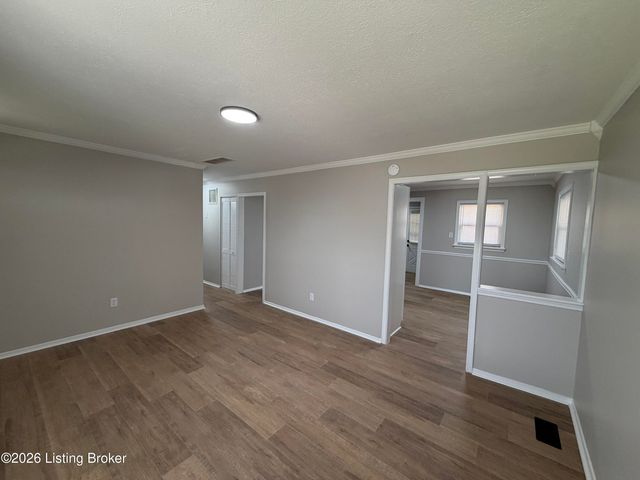 6209 Red Spruce Dr, Louisville, KY 40229