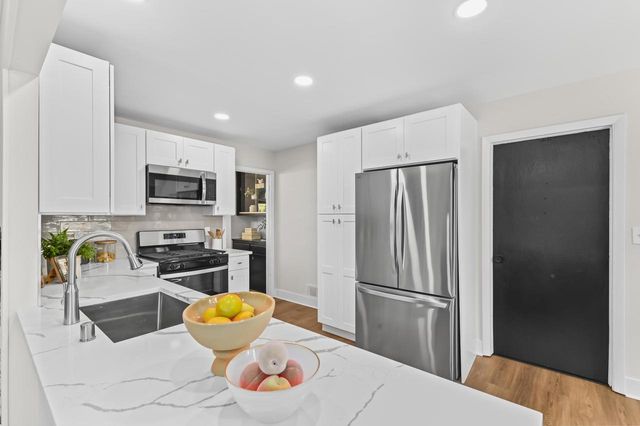 13002 N Phillip DRIVE, Mequon, WI 53097