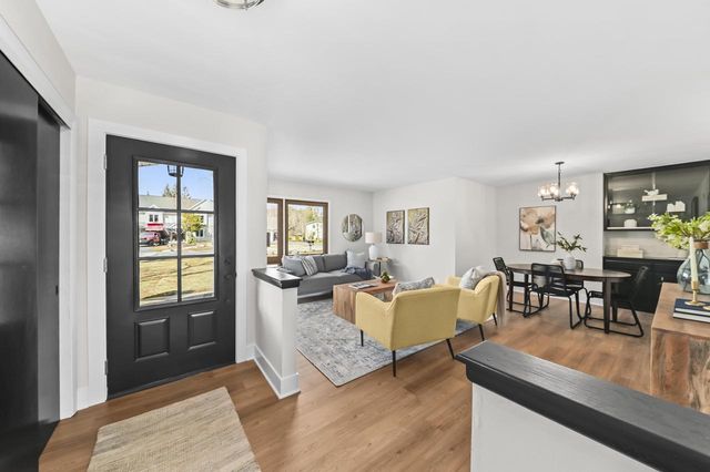 13002 N Phillip DRIVE, Mequon, WI 53097