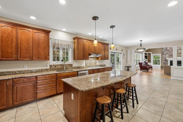 5 Millstone Terrace, Bedford, NH 03110