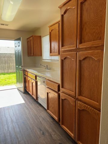 1401 Colleen Court, Tulare, CA 93274