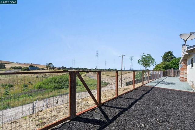20 Fairway Ct, Pittsburg, CA 94565