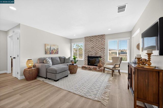 20 Fairway Ct, Pittsburg, CA 94565