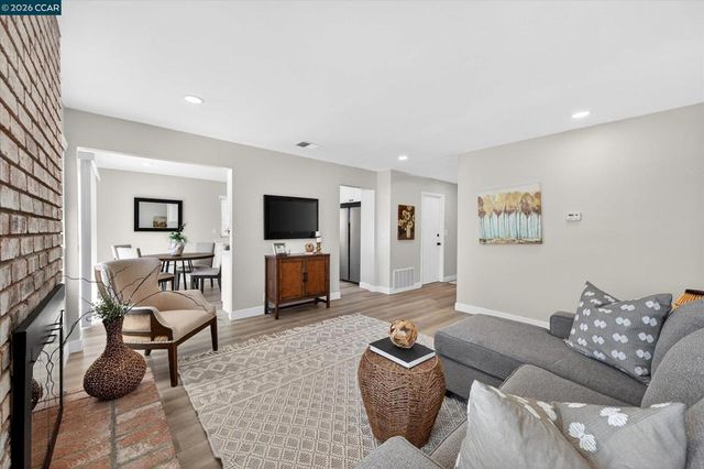 20 Fairway Ct, Pittsburg, CA 94565