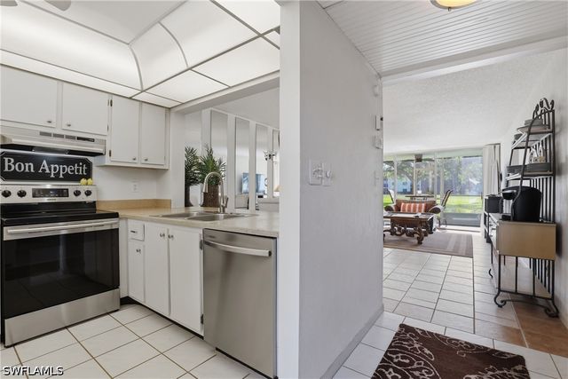 1086 Forest Lakes DR 106, Naples, FL 34105