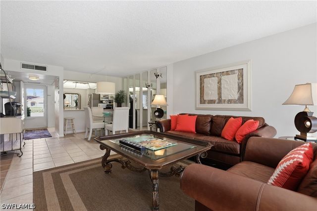 1086 Forest Lakes DR 106, Naples, FL 34105