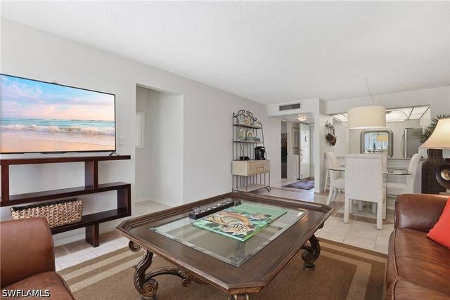 1086 Forest Lakes DR 106, Naples, FL 34105