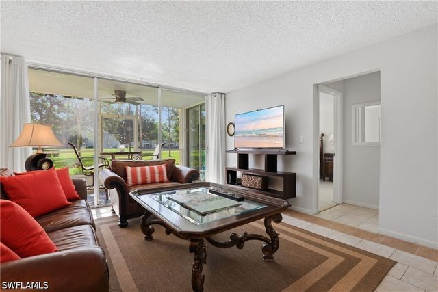 1086 Forest Lakes DR 106, Naples, FL 34105