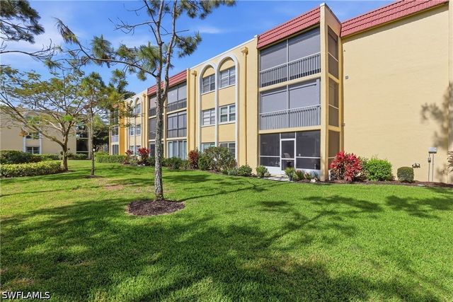1086 Forest Lakes DR 106, Naples, FL 34105