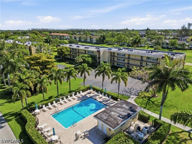1086 Forest Lakes DR 106, Naples, FL 34105