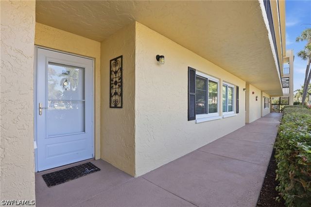 1086 Forest Lakes DR 106, Naples, FL 34105