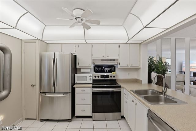 1086 Forest Lakes DR 106, Naples, FL 34105