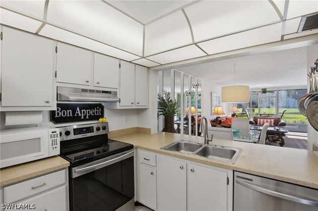 1086 Forest Lakes DR 106, Naples, FL 34105