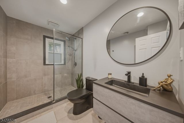 40 Ithanell Rd, Hopatcong Boro, NJ 07843