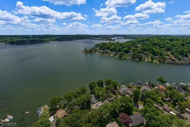 40 Ithanell Rd, Hopatcong Boro, NJ 07843