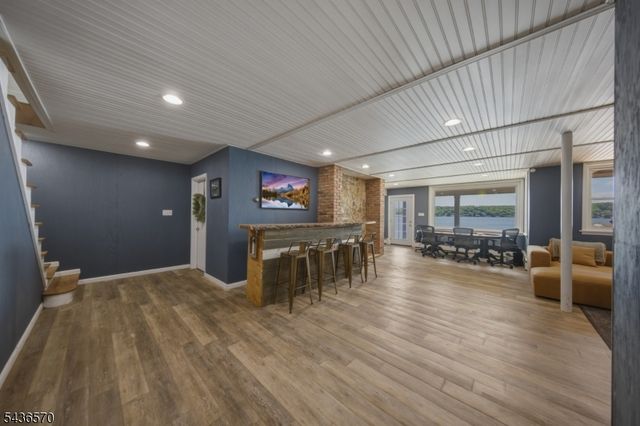 40 Ithanell Rd, Hopatcong Boro, NJ 07843