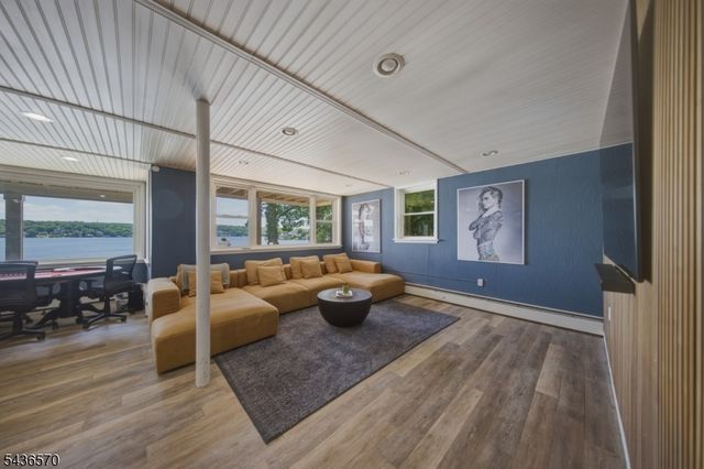 40 Ithanell Rd, Hopatcong Boro, NJ 07843