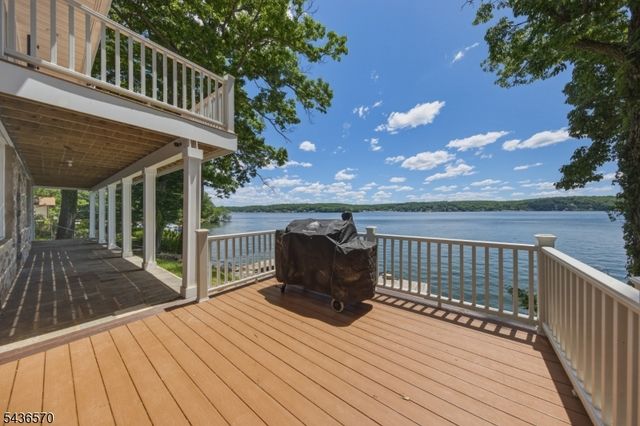 40 Ithanell Rd, Hopatcong Boro, NJ 07843
