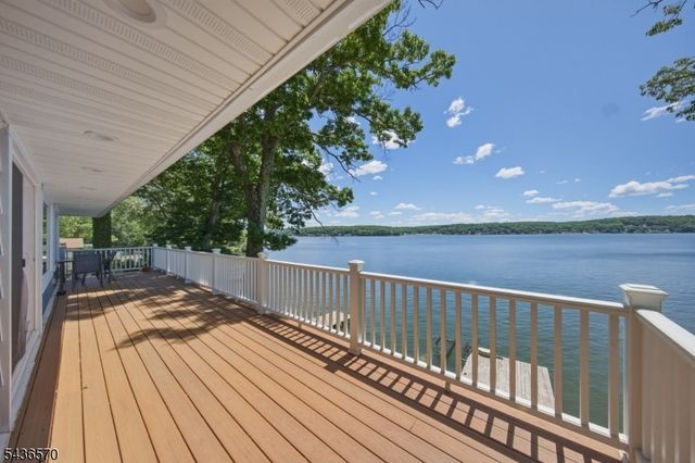 40 Ithanell Rd, Hopatcong Boro, NJ 07843