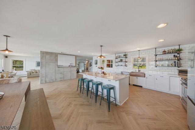 40 Ithanell Rd, Hopatcong Boro, NJ 07843