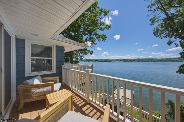 40 Ithanell Rd, Hopatcong Boro, NJ 07843