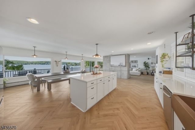 40 Ithanell Rd, Hopatcong Boro, NJ 07843