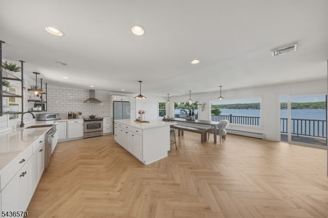 40 Ithanell Rd, Hopatcong Boro, NJ 07843